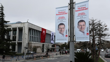 Αναταραχή στις τουρκικές αγορές λόγω Ιμάμογλου – Αγωνιώδεις προσπάθειες για στήριξη της λίρας