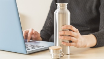 Τι κινδύνους κρύβουν τα επαναχρησιμοποιούμενα μπουκάλια νερού – Πώς να τα καθαρίσετε σωστά