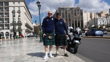 Σκωτσέζοι κάνουν βόλτα στην Αθήνα φορώντας κιλτ - Δείτε φωτογραφίες