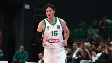 Παναθηναϊκός - Άλμπα: Ο Τσέντι Όσμαν γύρισε τον αστράγαλό του και αποχώρησε κουτσαίνοντας για τα αποδυτήρια