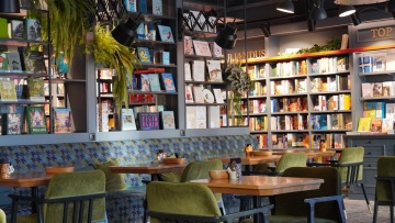 8 καφέ βιβλιοπωλεία στην Αθήνα για όσους αγαπούν το διάβασμα