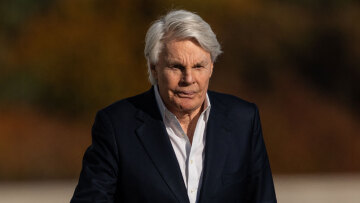 Πάνω από 40 άνδρες κατηγορούν τον πρώην CEO της Abercrombie & Fitch για βιασμό και σεξουαλική κακοποίηση