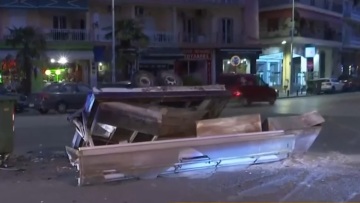 Τροχαίο με μια τραυματία στη Θεσσαλονίκη: Αυτοκίνητο συγκρούστηκε με αγροτικό - Το ΙΧ πέρασε με κόκκινο, λέει ο οδηγός του