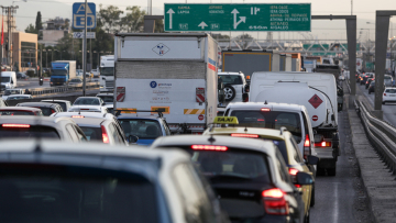 «Στο κόκκινο» οι δρόμοι της Αττικής - Συγκεντρώσεις σε Σύνταγμα και ισραηλινή πρεσβεία, δείτε πού υπάρχει μποτιλιάρισμα 