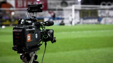 Οι αθλητικές μεταδόσεις της ημέρας: Πού θα δείτε ΑΕΚ, Άρη, μπάσκετ και τη μάχη Πανιώνιος-Καλαμάτα για την άνοδο στη Super League