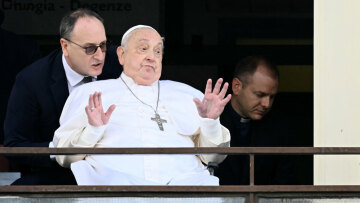 Εξιτήριο πήρε ο Πάπας Φραγκίσκος - Λίγο πριν φύγει ευλόγησε τους πιστούς από το μπαλκόνι του νοσοκομείου