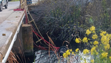 Η 15χρονη που σκοτώθηκε ήταν εκείνη που οδηγούσε όταν το όχημα έπεσε σε ποτάμι στη Λακωνία - Ήταν δεμένη με τη ζώνη και εγκλωβίστηκε