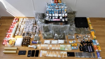 Γόνοι επιχειρηματιών και γιος μεγαλογιατρού είχαν «ναρκο-σούπερ μάρκετ» στη Γλυφάδα - Διακινούσαν ναρκωτικά σε... κουτάκια χυμού