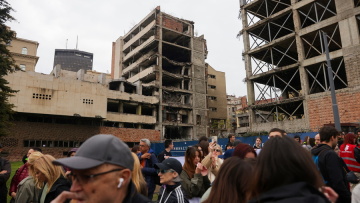 Διαδήλωση στη Σερβία κατά της παραχώρησης στον γαμπρό του Τραμπ κτιρίου που βομβάρδισε το ΝΑΤΟ