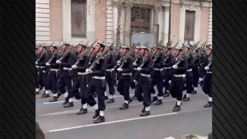 «Η ισχύς δεν αποτυπώνεται με συνθήματα» σχολιάζουν κυβερνητικές πηγές για το βίντεο από την παρέλαση