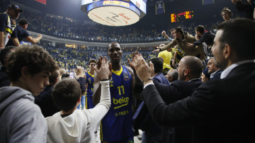 Φενέρμπαχτσε-Παρί 101-100: Το buzzer beater του Χέις-Ντέιβις «ξέρανε» τους Γάλλους - Δείτε βίντεο