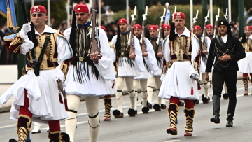 25η Μαρτίου: Η εντυπωσιακή παρέλαση της Προεδρικής Φρουράς στο Σύνταγμα - Δείτε βίντεο