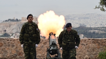 25η Μαρτίου: Με τους 21 κανονιοβολισμούς από τον Λυκαβηττό ξεκίνησαν οι εορταστικές εκδηλώσεις