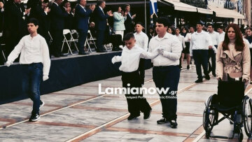 Μαθητής στη Λαμία σηκώθηκε από το αμαξίδιο και παρέλασε όρθιος συγκινώντας το κοινό, δείτε βίντεο 