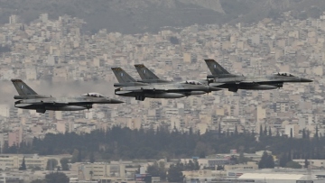 25η Μαρτίου: Η πτήση των μαχητικών αεροσκαφών στον ουρανό της Αθήνας - Δείτε βίντεο