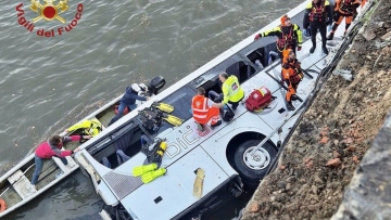 Ένας νεκρός και 3 τραυματίες σε τροχαίο στο Τορίνο - Πούλμαν έπεσε στον ποταμό Πάδο, δείτε βίντεο