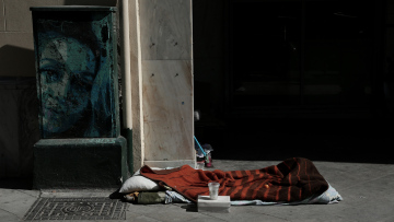 Θρίλερ με τον θάνατο αστέγου σε εστιατόριο της Αθήνας - Εργαζόμενοι τον μετέφεραν εκτός για να αποπροσανατολίσουν τις Αρχές