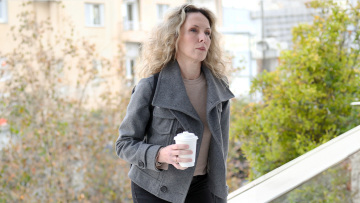 Παπούλια στη δίκη Φιλιππίδη: «Ο Πέτρος είναι κακός άνθρωπος, κατέβαζε τα παντελόνια και μου έδειχνε τα γεννητικά του όργανα»