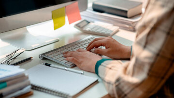 Αύξηση στον κατώτατο μισθό: Τα καθαρά στην τσέπη, οι τριετίες και τα νέα επιδόματα - Πόσο αυξάνονται οι μισθοί στο δημόσιο