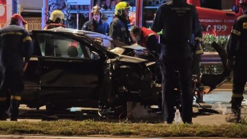 Τροχαίο στην Παραλιακή - Επιχείρηση για τον απεγκλωβισμό του οδηγού - Δείτε βίντεο