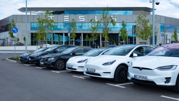 Εμπορικός πόλεμος: Οι δασμοί του Τραμπ στα αυτοκίνητα θα πλήξουν πολλές εταιρείες, αλλά όχι τόσο την Tesla του Έλον Μασκ