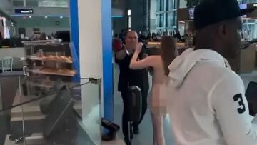 Ντάλας: Χαμός στο αεροδρόμιο - Γυναίκα πέταξε τα ρούχα της, τραυμάτισε και δάγκωσε δύο άνδρες