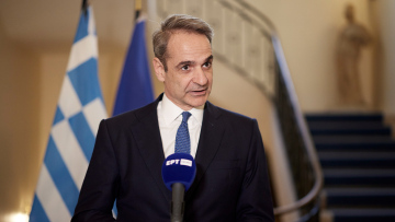 Μητσοτάκης από Παρίσι: Όχι στην αποστολή ελληνικών στρατευμάτων στην Ουκρανία