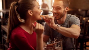 Οι άνθρωποι σε σχέσεις είναι πιθανότερο να παχύνουν, σύμφωνα με έρευνα