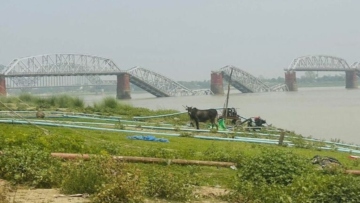 Μιανμάρ: Κατέρρευσε ιστορική γέφυρα του 1934 λόγω του σεισμού των 7,7 Ρίχτερ - Δείτε βίντεο