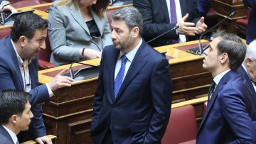 ΠΑΣΟΚ: Η τρίτη θέση στις δημοσκοπήσεις φέρνει δημόσια γκρίνια για επιλογές της ηγεσίας του κόμματος