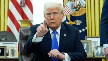 Washington Post: Ο Ντόναλντ Τραμπ πιέζει τους συμβούλους του να κλιμακώσουν την αύξηση των δασμών