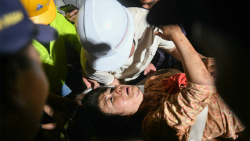  Θαύμα στη Μιανμάρ: Ανέσυραν ζωντανή γυναίκα μετά από 30 ώρες