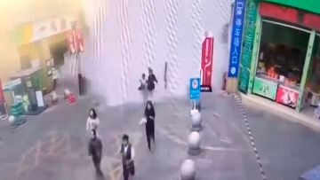 Κίνα: Νερά από πισίνα σε ταράτσα που ξεχείλισε μετά τα 7,7 Ρίχτερ στη Μιανμάρ σάρωσαν πεζούς