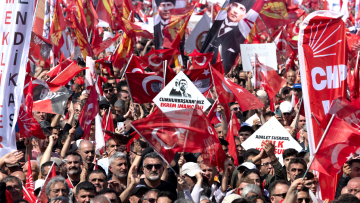 Λαοθάλασσα για τον Ιμάμογλου στην Κωνσταντινούπολη: Η ομιλία του με ΑΙ, τα συνθήματα για «δικαιοσύνη» και ο... Μπάτμαν