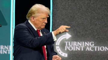 Τραμπ προς ευρωπαϊκές εταιρείες: Κόφτε τη συμπερίληψη, γιατί κόβουμε τη συνεργασία