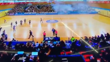 Οριστική αναβολή στο Παρτίζαν - ΑΕΚ για το European Cup χάντμπολ μετά τη ρίψη κροτίδων από τους Σέρβους στο γήπεδο