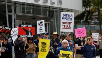 Έλον Μασκ: Χιλιάδες άνθρωποι σε διαμαρτυρίες έξω από αντιπροσωπείες της Tesla σε όλο τον κόσμο
