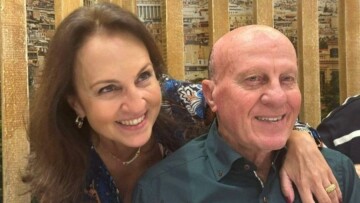 «Θέλω να μάθει ο κόσμος τι συνέβαινε πίσω από τις κλειστές πόρτες του σπιτιού», λέει η κόρη του Μίμη Δομάζου