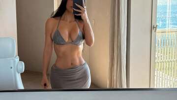 Η Κιμ Καρντάσιαν επιδεικνύει τις καμπύλες της με μικροσκοπικό μπικίνι