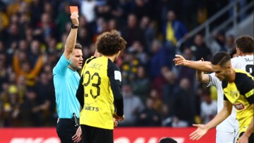 ΑΕΚ - ΠΑΟΚ: Γιατί ο Μπριχ πήρε πίσω την κόκκινη του Κοτάρσκι στο πέναλτι που κέρδισε ο Πινέδα - Βίντεο