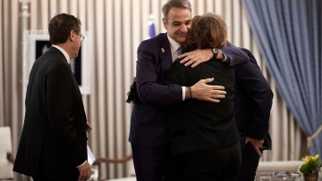 Ο Μητσοτάκης συναντήθηκε στο Ισραήλ με τους γονείς του Ιωνά Καρούση - Το πρόγραμμα υποτροφιών στη μνήμη του