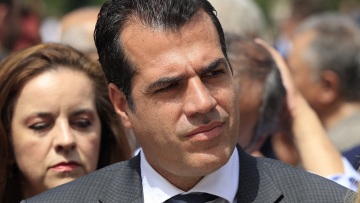 Παρέμβαση και από Πλεύρη υπέρ των αυξήσεων σε όλους τους ένστολους