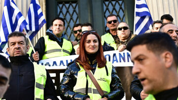 «Γαλάζιο» κίνημα για αυξήσεις σε όλους τους ενστόλους - Τα μηνύματα Μαρινάκη και ο πυροσβέστης Πιερρακάκης