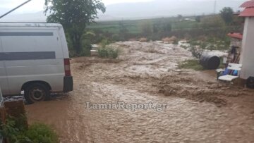 Τρία άτομα κινδύνευσαν από χείμαρρο που πέρασε μέσα από χωριό στον Δομοκό - Δείτε βίντεο και φωτογραφίες