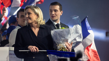 Politico: Η Λεπέν εκτός πολιτικής αρένας, ο Μπαρντελά μπροστά σε ιστορική πρόκληση