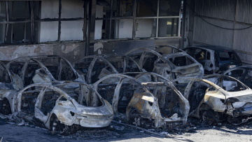 Φωτιά σε αντιπροσωπεία των Tesla στη Ρώμη – Καταστράφηκαν 17 οχήματα