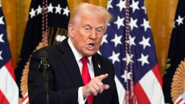 Τα πολλά ανοιχτά μέτωπα που αρέσουν στον Τραμπ αλλά μπερδεύουν την κυβέρνησή του