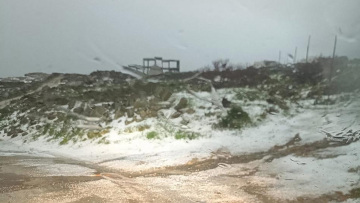 Το «έστρωσε» στη Μύκονο από το χαλάζι, χείμαρρος στα Ματογιάννια – Δείτε βίντεο και φωτογραφίες