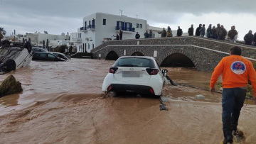 Σαρώνει τις Κυκλάδες η κακοκαιρία: 112 για απαγόρευση κυκλοφορίας οχημάτων σε Μύκονο και Πάρο, ορμητικοί χείμαρροι οι δρόμοι, δείτε βίντεο