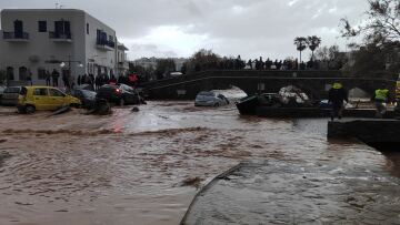 Δήμαρχος Πάρου: Kανείς δεν κινδύνεψε άμεσα – Οι οδηγοί πάρκαραν σε χείμαρρο παρότι είχαν προειδοποιηθεί